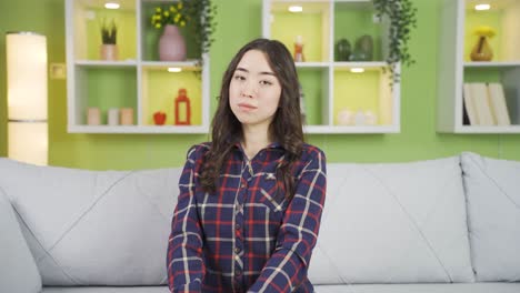 자만심이 강한 아시아 젊은 여성.