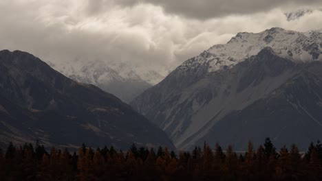 Paisaje-De-La-Temporada-De-Otoño-De-Nueva-Zelanda-Con-Montañas-Durante-La-Lluvia,-Con-Nubes-Moviéndose-Rápido-En-Las-Montañas