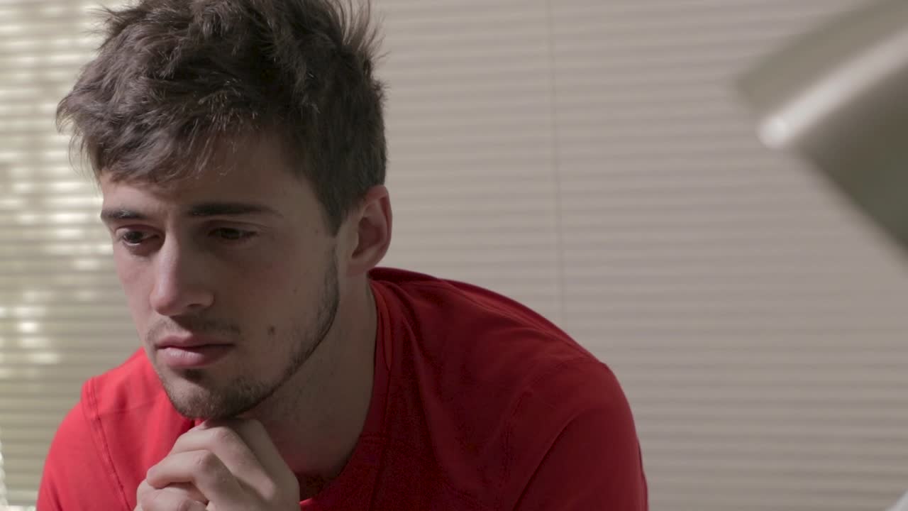 방에서 혼란스러워 보이는 남자의 중간