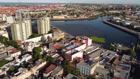 Vista-Aérea-Del-Distrito-De-La-Boca-Con-El-Río-Matanza-En-Buenos-Aires-Durante-La-Puesta-De-Sol