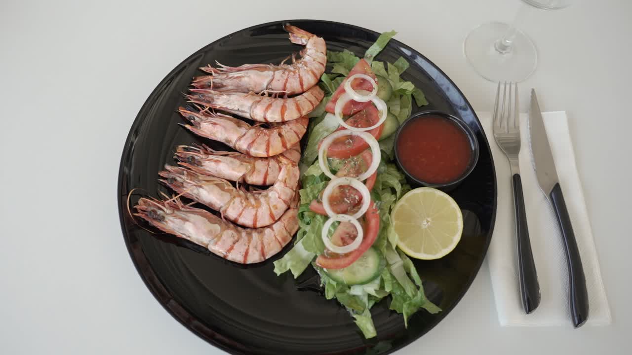 Delightful seafood platter featuring fresh shrimp and vibrant salad in a coastal setting