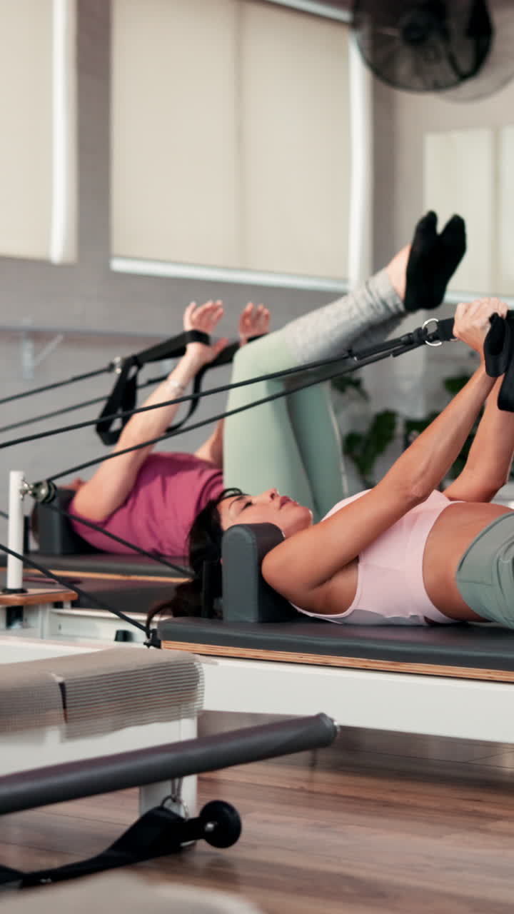 Donne che fanno esercizi con il Reformer Pilates in uno studio