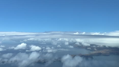 馬德拉島的飛機駕駛<unk>在雲<unk>的夏天在1000米高處接近芬查爾機場的空中景色