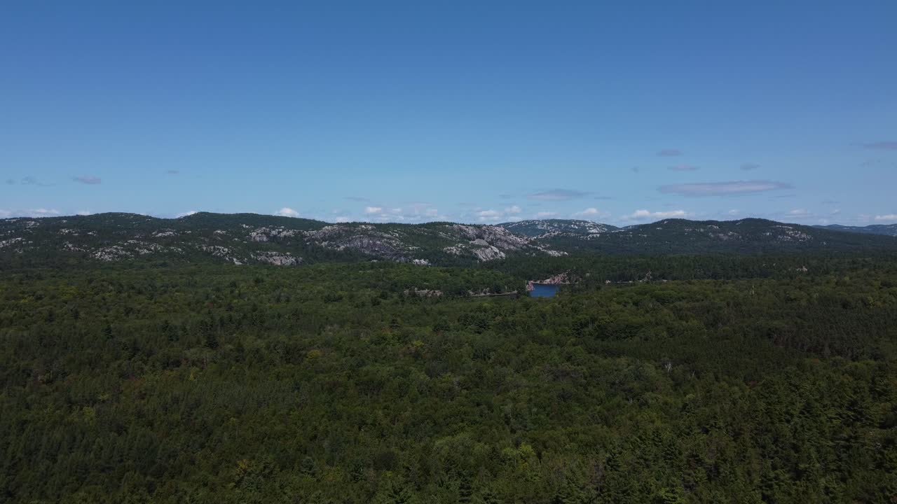 공중: 캐나다 의 푸른 하늘 아래 의 숲 에  ⁇ 은 산 들 의 파노라마
