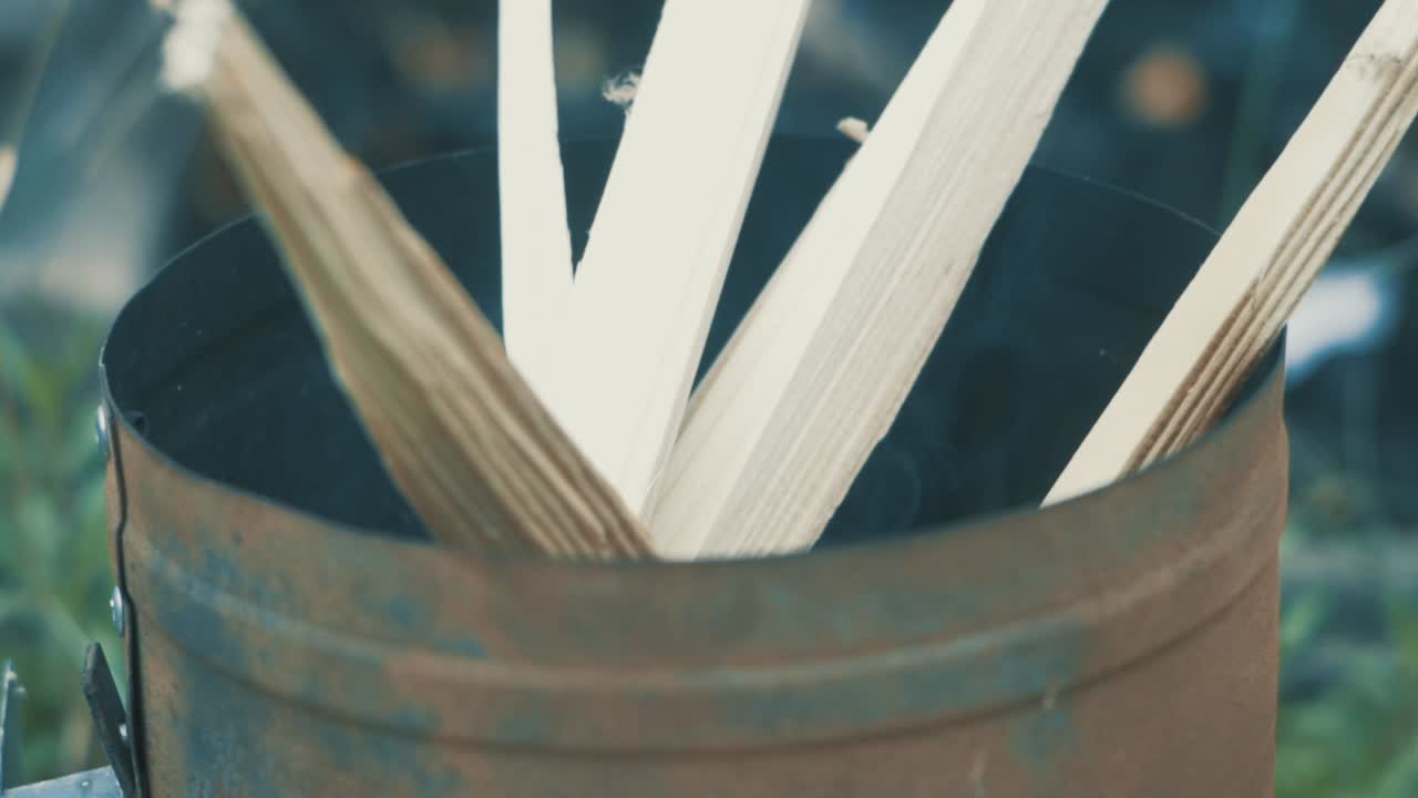 구운 작은 통나무로 그릴 파티를 만드는 흡연 화재