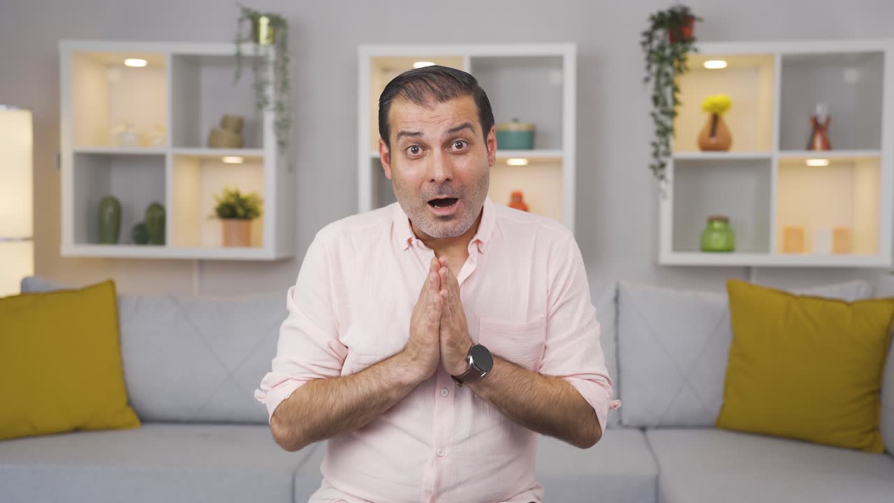 hombre mirando a la cámara con asombro.