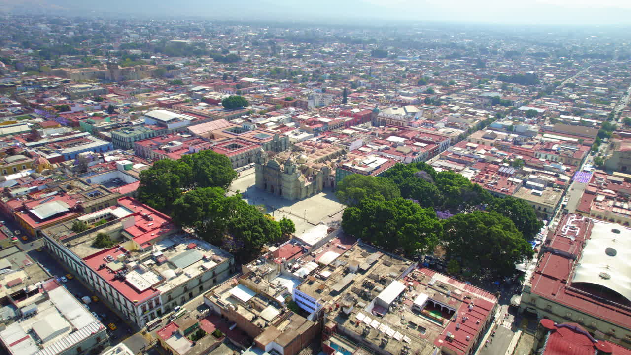 vista aérea de drones del famoso edificio de la iglesia de la unesco en el centro de la ciudad de oaxaca, méxico