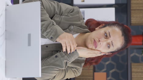 video vertical de una mujer de negocios mirando su piel arrugada y áspera.