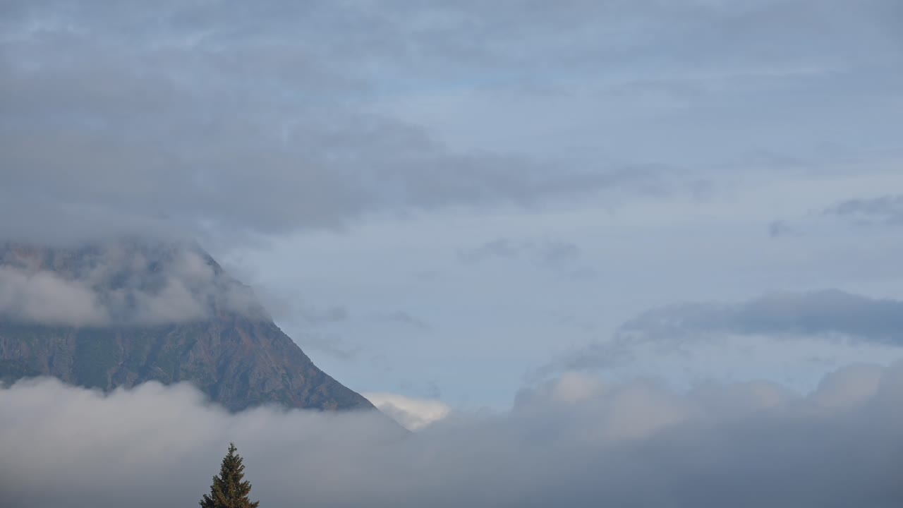 danza del cielo: nube timelapse sobre la montaña de la bahía de hudson en smithers, bc
