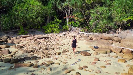 mujer caminando por la playa solitaria isla de los sueños