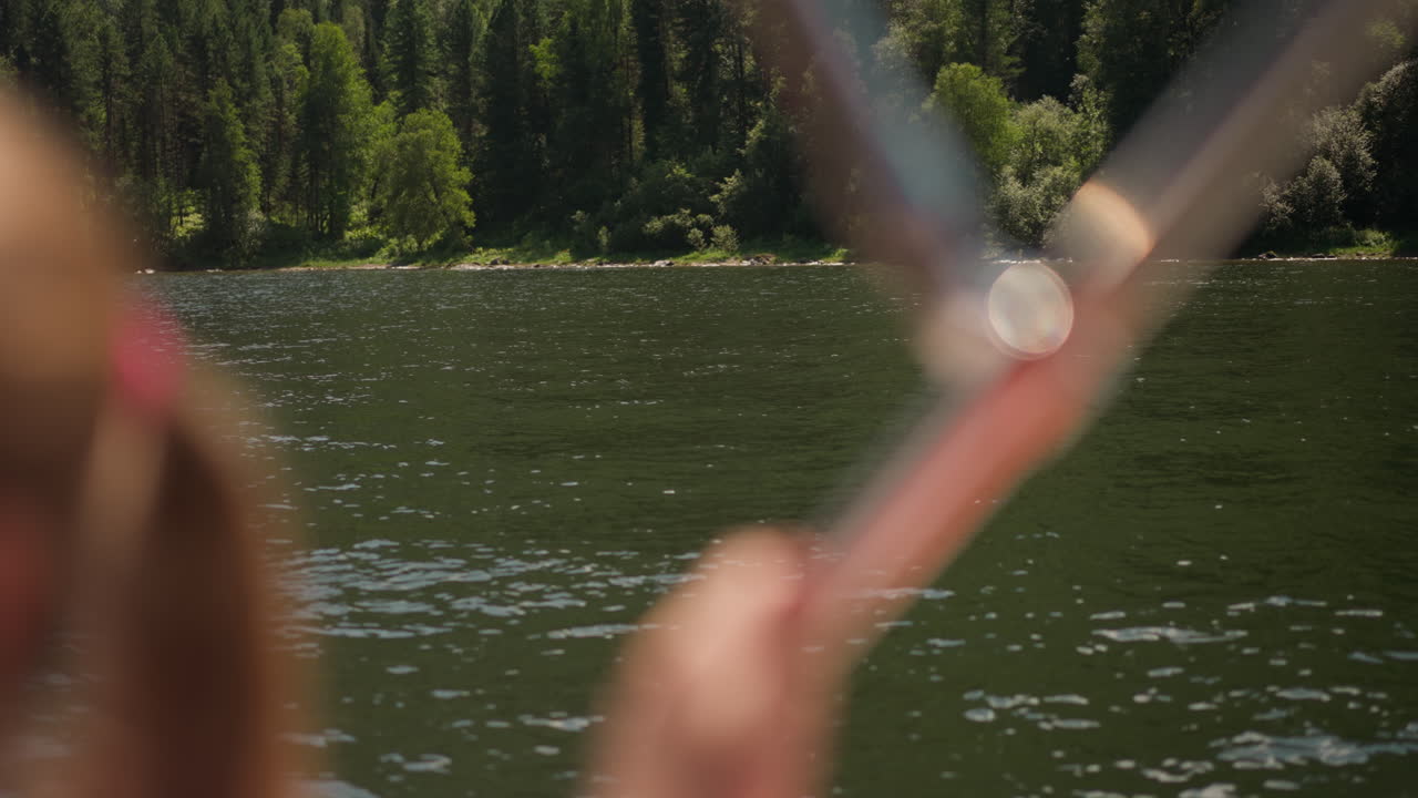 아름다운 강변과 은 숲이 은 날에 관광 요트에서 볼 수 있습니다. 경사진 호수 연안에 깊은 숲과 흐릿한 항해 모터 보트.