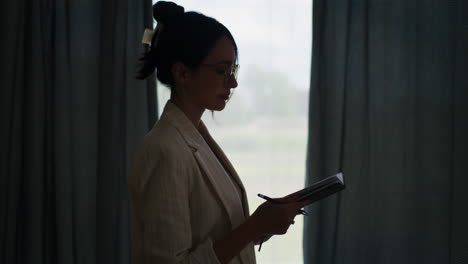 Silhouette-Einer-Glücklichen-Geschäftsfrau-Am-Fenster-Im-Büro