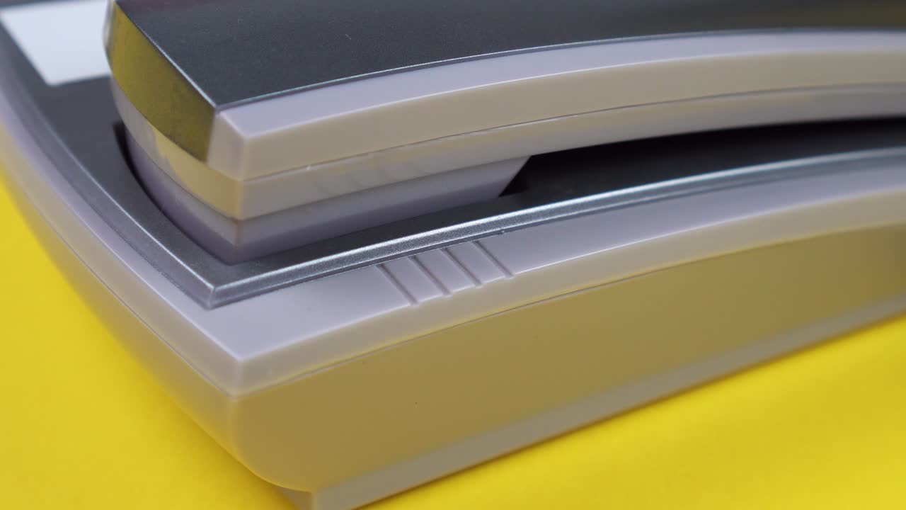 movimiento alrededor de la persona que pone el auricular en el primer plano de la base del teléfono