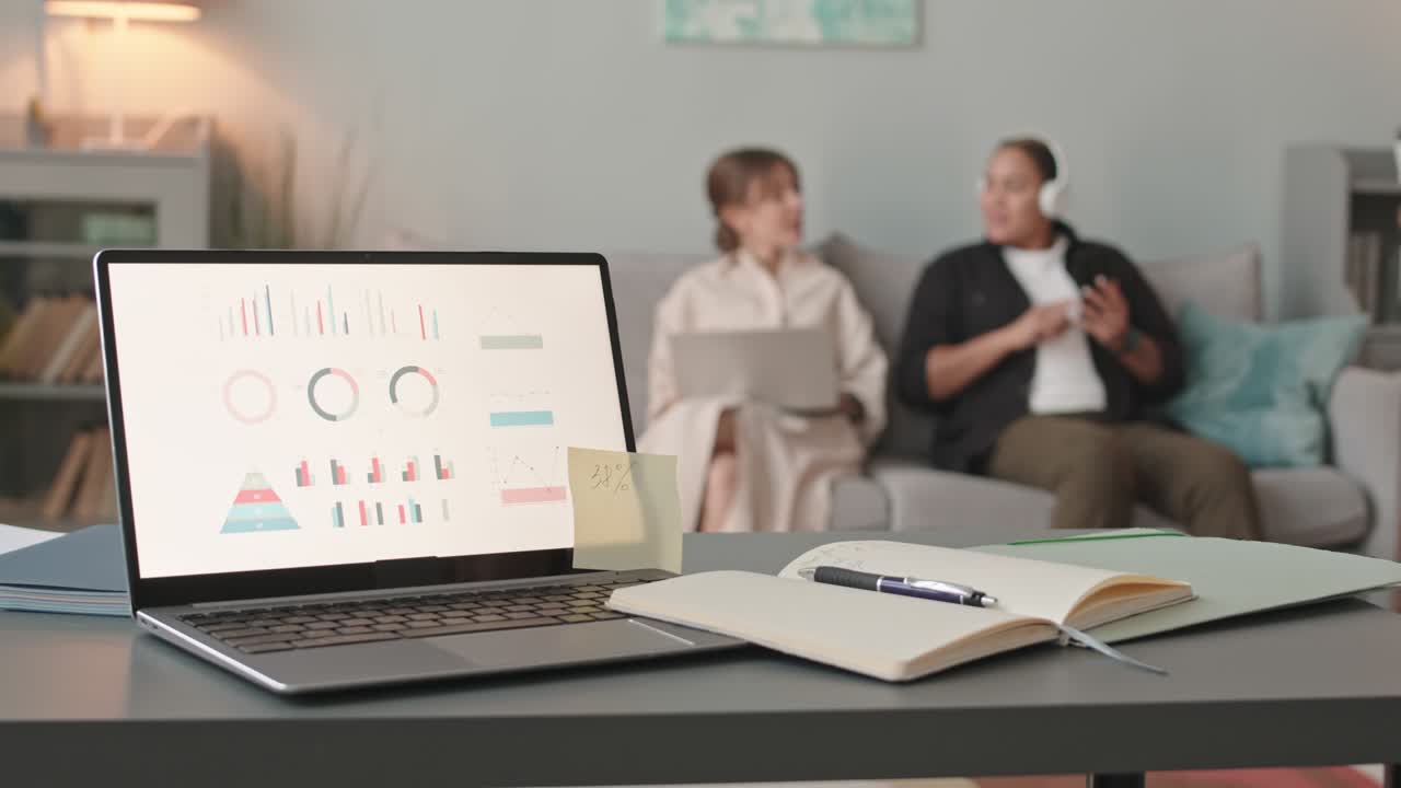 молодая лесбиянка работает из дома с девушкой.