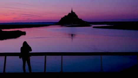 El-Monasterio-De-Mont-Saint-Michel-En-Francia-Al-Anochecer-O-De-Noche-En-Luz-Púrpura-Dorada-2