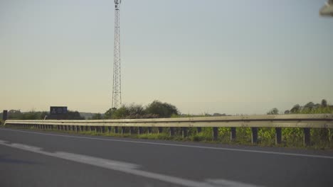 Motorradfahrer,-Der-Den-Wheelie-Beim-Fahren-Auf-Der-Autobahn-Durchführt,-Zeitlupe