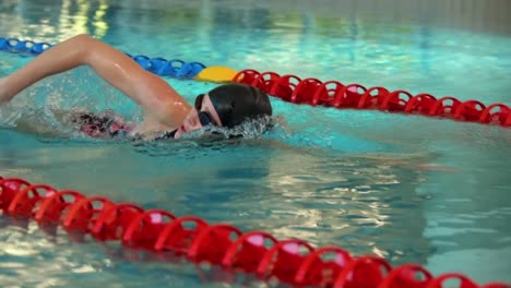 mujer en forma nadando en la piscina