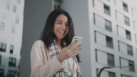 mujer de negocios leyendo un mensaje en su teléfono inteligente al aire libre