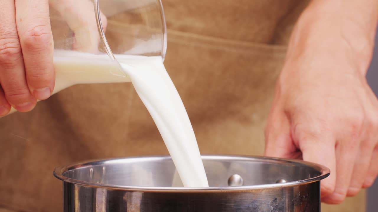 vertiendo leche en una olla