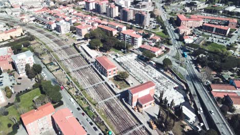 Vista-Aérea-De-La-Estación-De-Tren-En-Livorno,-Toscana