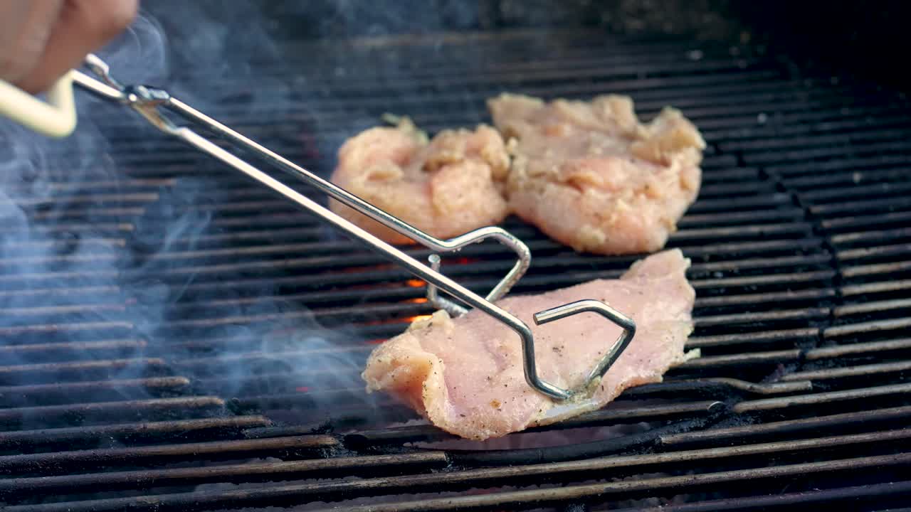뒤뜰 바비큐에서 뼈 없는 유기농 닭 가슴살 굽기 - 느린 동작으로 분리