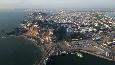 Paisaje-Urbano-Panorámico-Drone-Aéreo-Mosca-Ciudad-De-Mazatlán-México-Océano-Pacífico-Horizonte-Ciudad-De-Verano-Mexicana-Viajes-Acantilado-Y-Costa-En-La-Playa-Latinoamericana