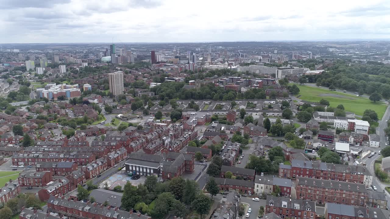 paso aéreo alto sobre la ciudad de leeds y áreas residenciales