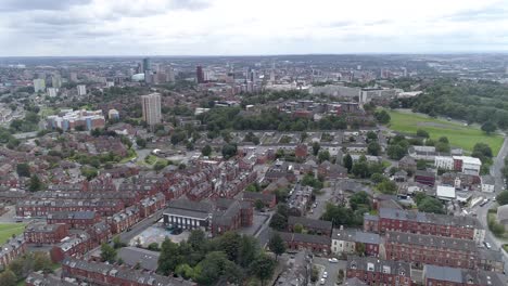 Paso-Aéreo-Alto-Sobre-La-Ciudad-De-Leeds-Y-áreas-Residenciales