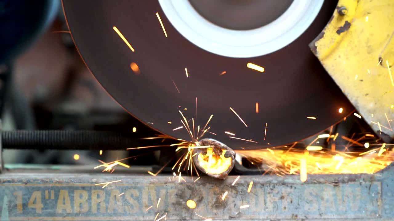 강철 절단 기계는 철을 절단하고, 불이 퍼져 있습니다.