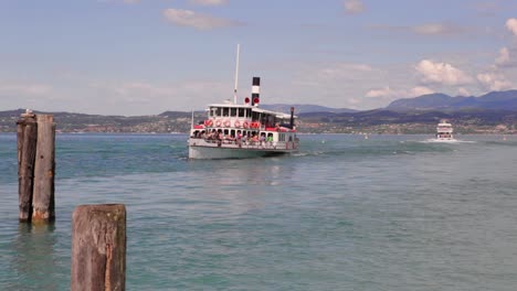 Eine-Fähre,-Die-In-Der-Historischen-Stadt-Sirmione-Am-Gardasee-Ankommt