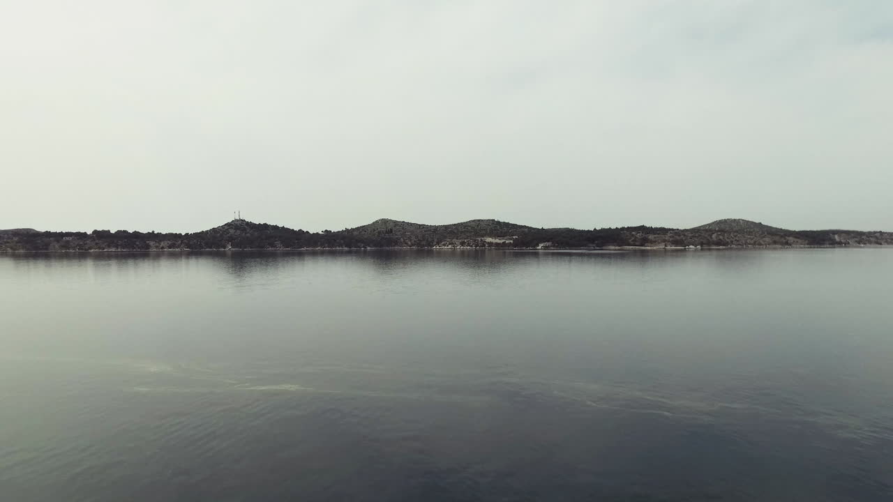 полет над городом с видом на море и побережье