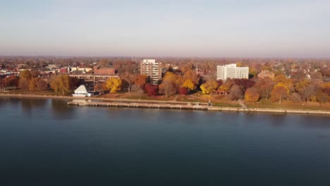 Wyandotte-Michigan,-Estados-Unidos---Vista-Maravillosa-De-Los-Diferentes-Edificios-Y-El-Mar-En-Calma---Toma-Aérea