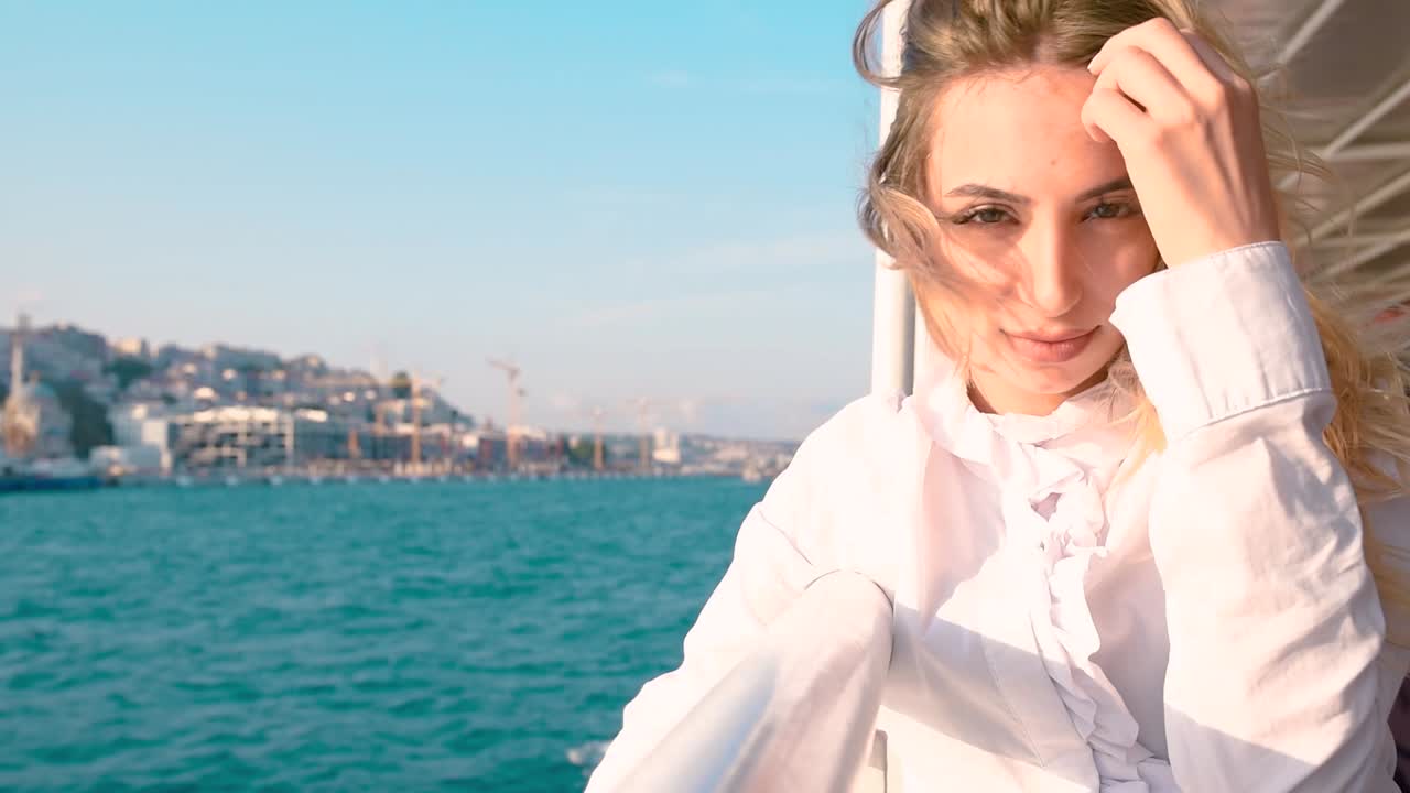 슬로우 모션:아름다운 소녀는 바다를 배경으로 순항하면서 순간을 즐깁니다.