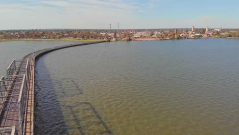 Revelación-Del-Puente-De-Tráfico-Mirando-Hacia-Yarrawonga-En-Victoria