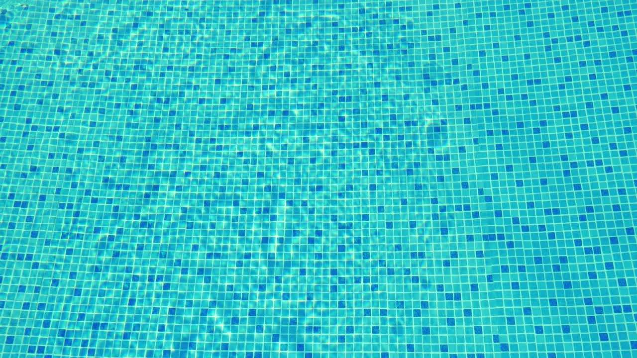Klares Wasser in blau gefliestem Pool
