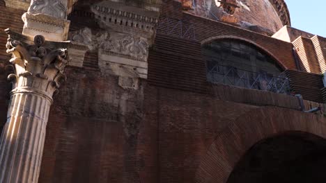 arches behind the famous building of the pantheon