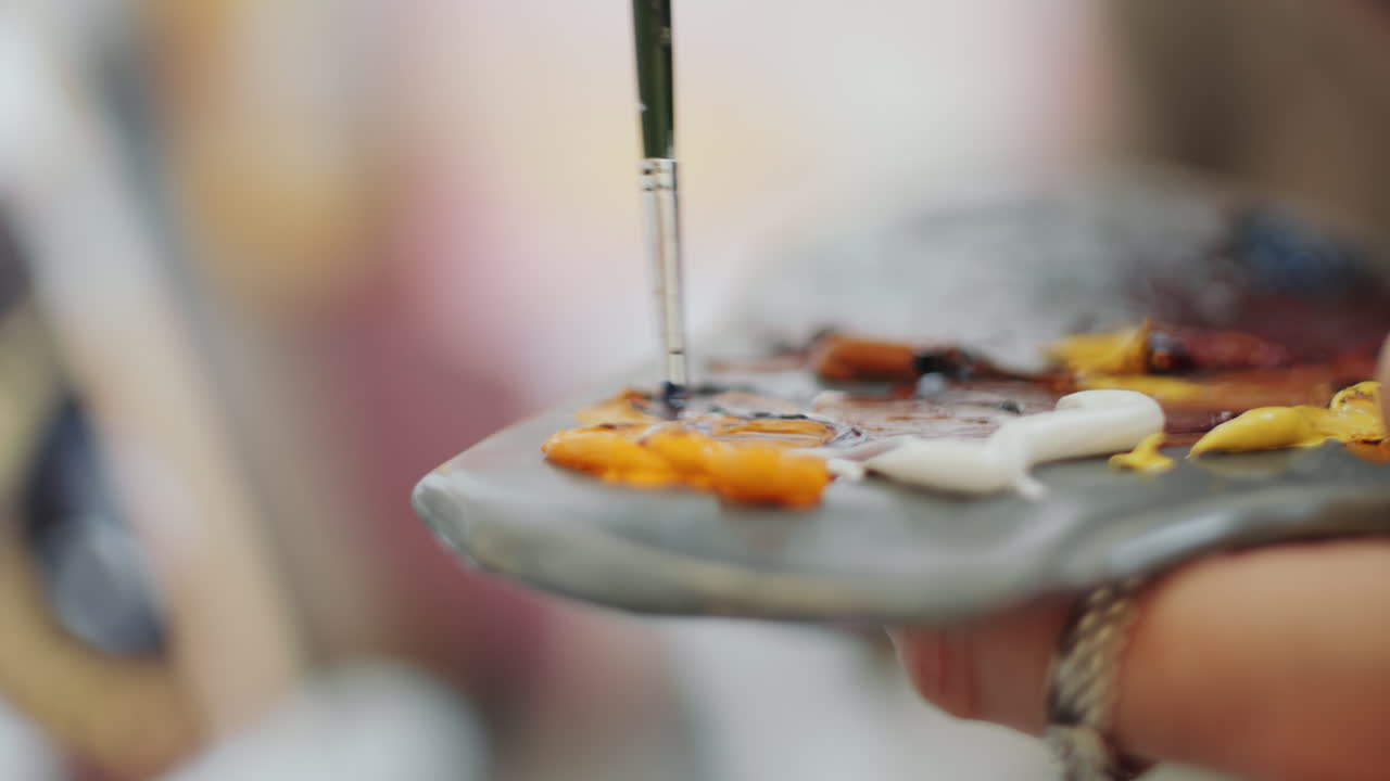 artista mezclando pinturas en la paleta