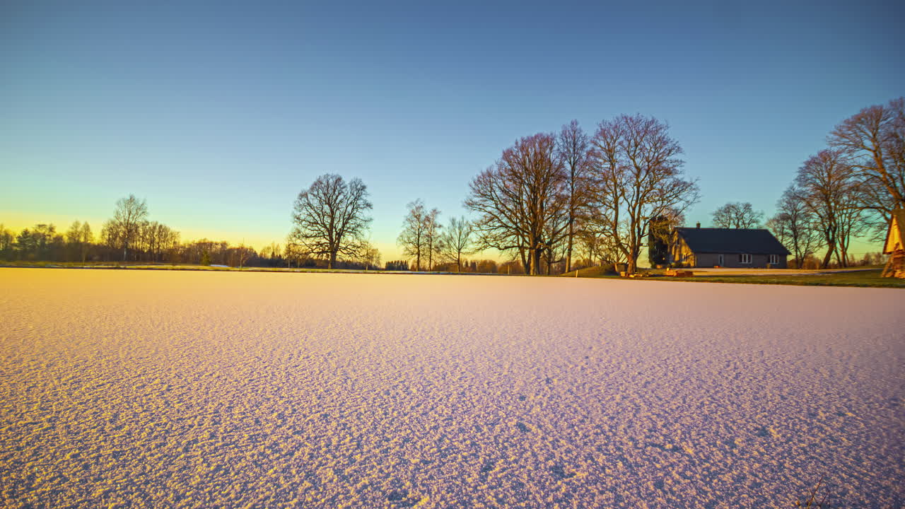 한 호수가 겨울에 얼어붙어 4개의 계절의 타임스 촬영을 합니다.