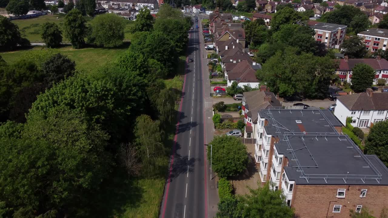 Ripresa con drone che sorvola villette residenziali su strada in Inghilterra.