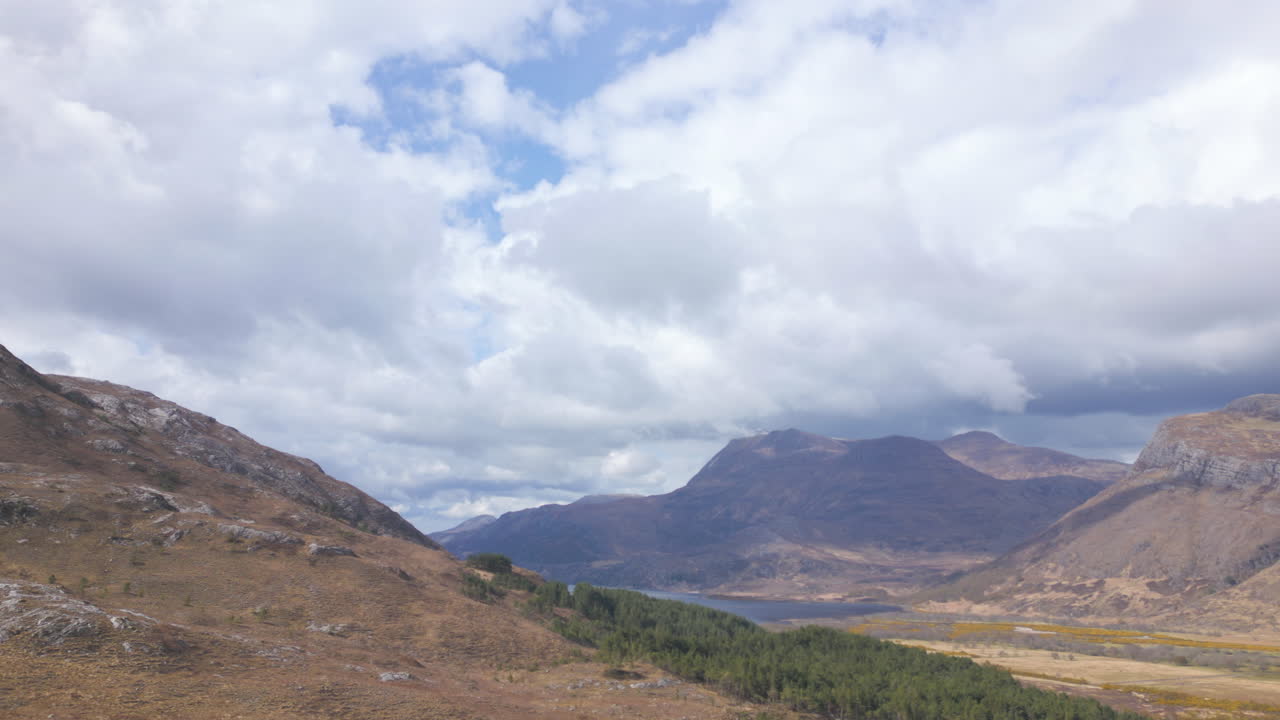 Vista maestosa di Beinn Eighe, Scozia, con montagne e cieli nuvolosi durante il giorno