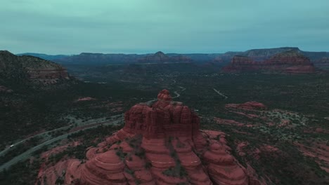 Bell-Rock-En-El-Paisaje-De-Roca-Roja-De-Sedona,-Arizona,-Al-Atardecer---Retroceso-Aéreo