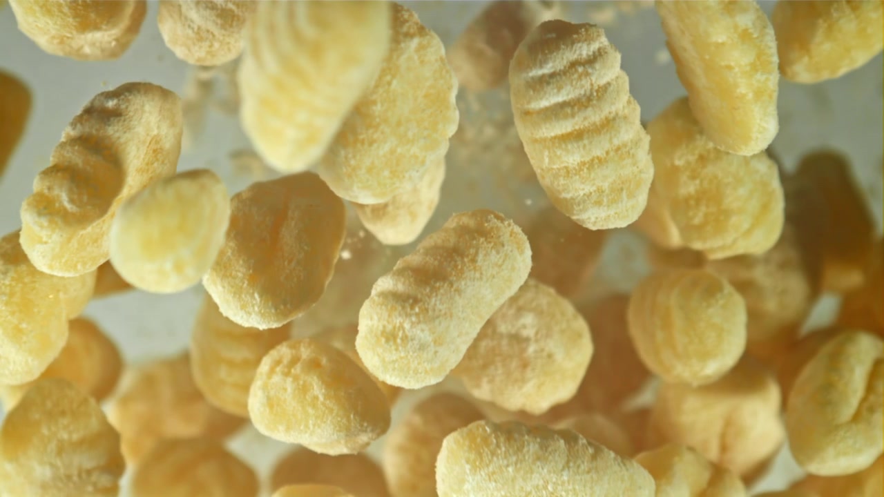 Gnocchi freschi che cadono al rallentatore