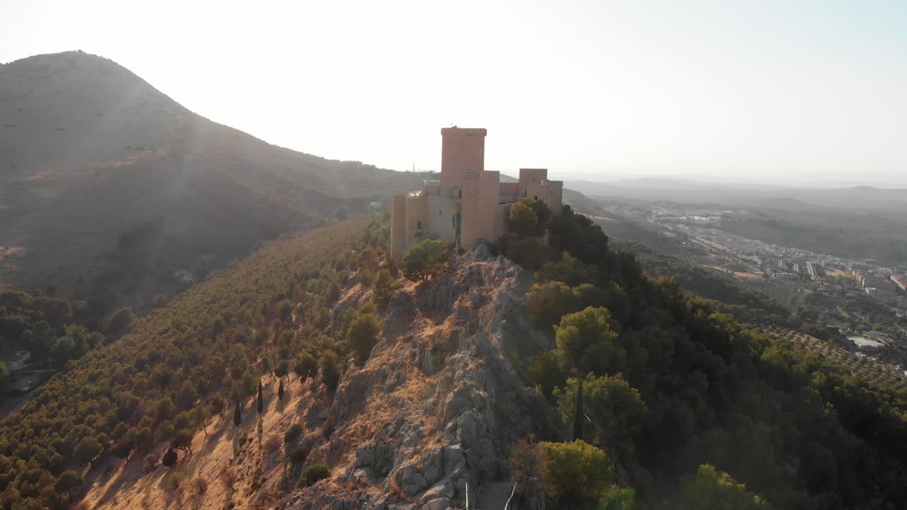 Castello di Jaén, Spagna. Riprese aeree e da terra di questo castello medievale in un pomeriggio estivo. Mostra anche la città di Jaén, realizzato con un drone e una action cam a 4k 24fps usando filtri ND.
