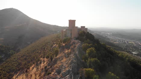 Castillo-De-Jaen,-Spanien-Jaens-Burg-Fliegende-Und-Bodenaufnahmen-Von-Dieser-Mittelalterlichen-Burg-Am-Nachmittag-Im-Sommer,-Es-Zeigt-Auch-Die-Stadt-Jaen,-Die-Mit-Einer-Drohne-Und-Einer-Action-kamera-Mit-4k-24-Fps-Unter-Verwendung-Von-Nd-filtern-Aufgenommen-Wurde