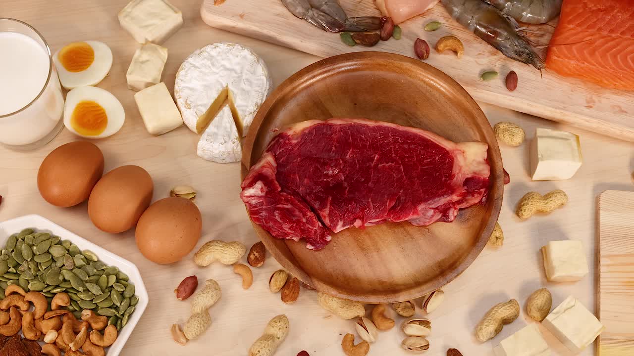 variedad de fuentes de proteínas dispuestas en una mesa