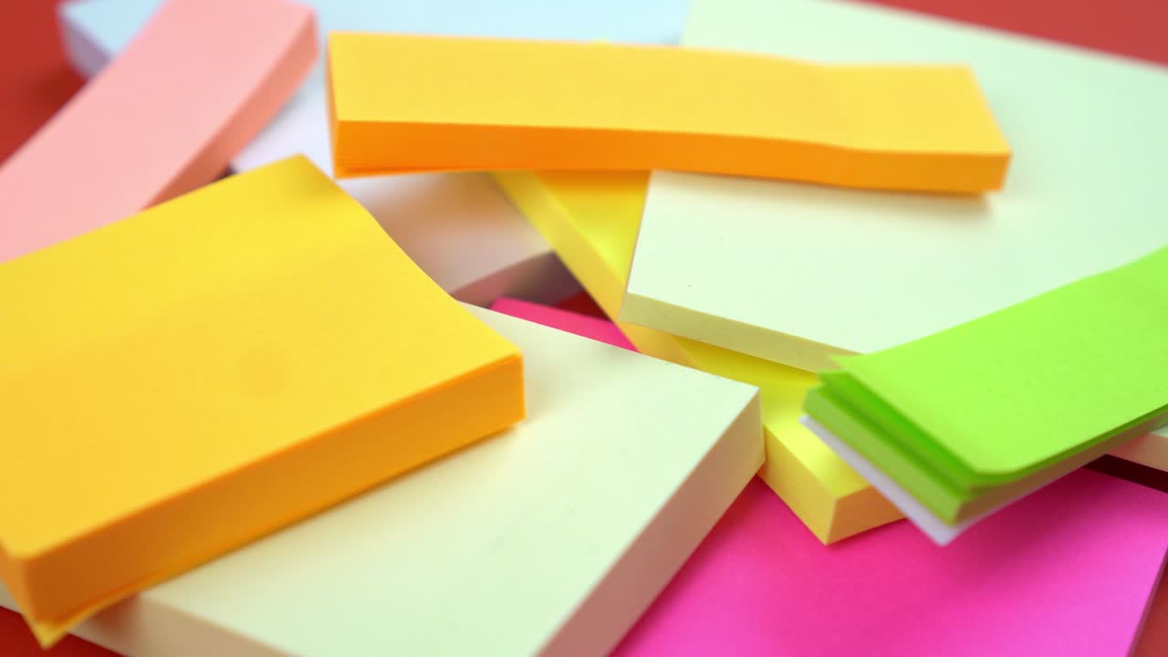 pila de diferentes formas y tamaños de pegatinas de memoria en rojo