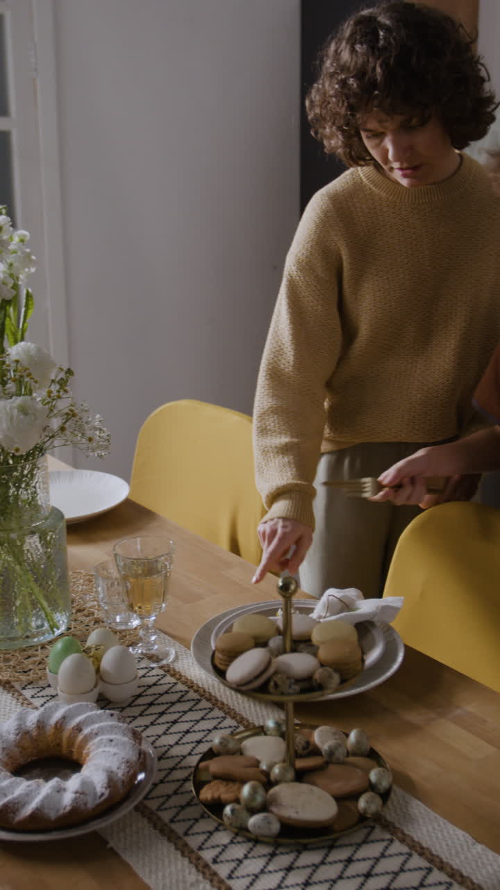 familia preparando la cena de Pascua