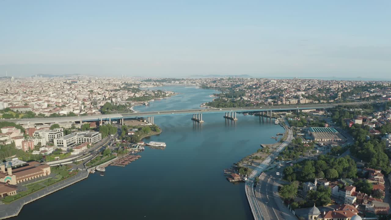 이스탄불의 골든 호른 (golden horn) 에서 볼 수 있는 4k 영상입니다.