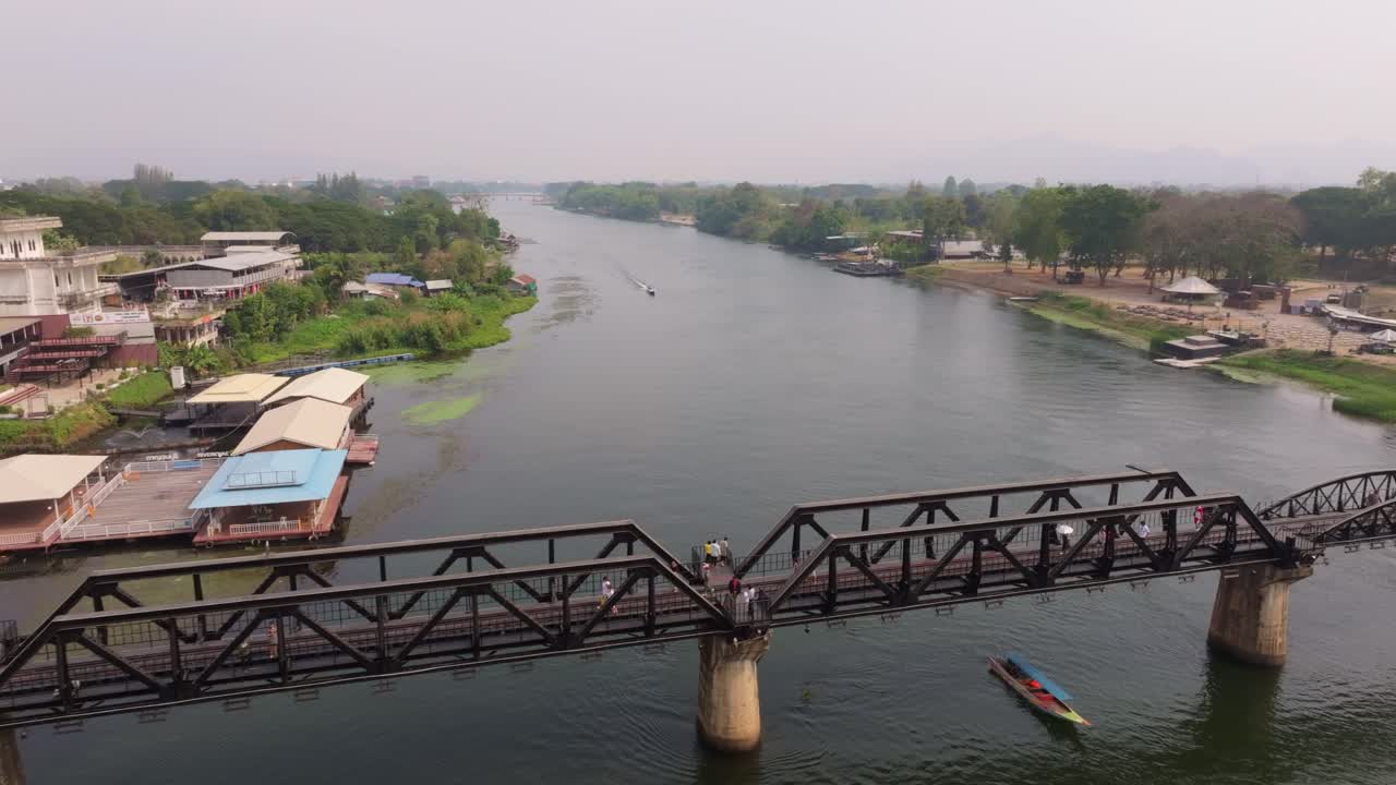 Prospettiva da drone di un pittoresco ponte fluviale con barche, Thailandia