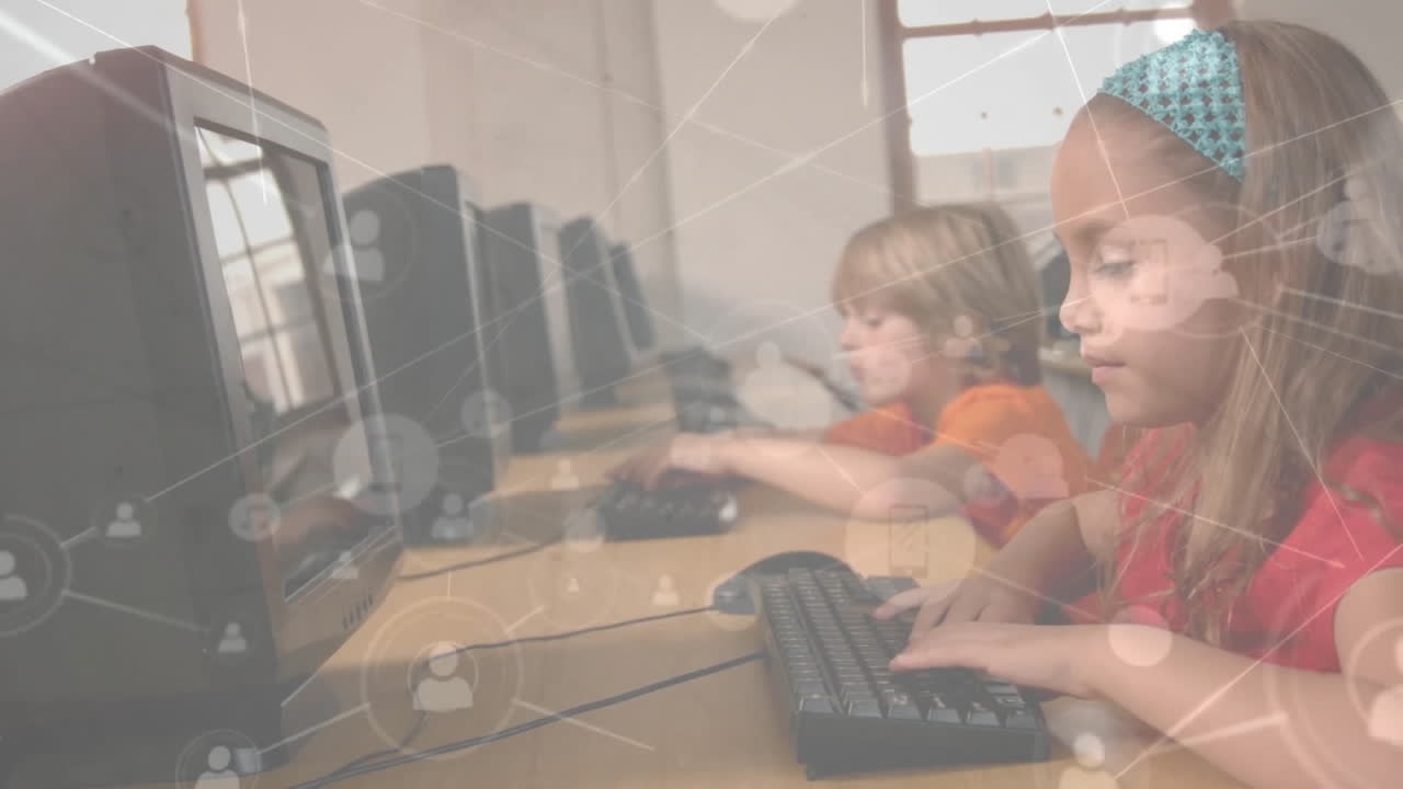 animación del procesamiento de datos en diversos escolares que utilizan computadoras